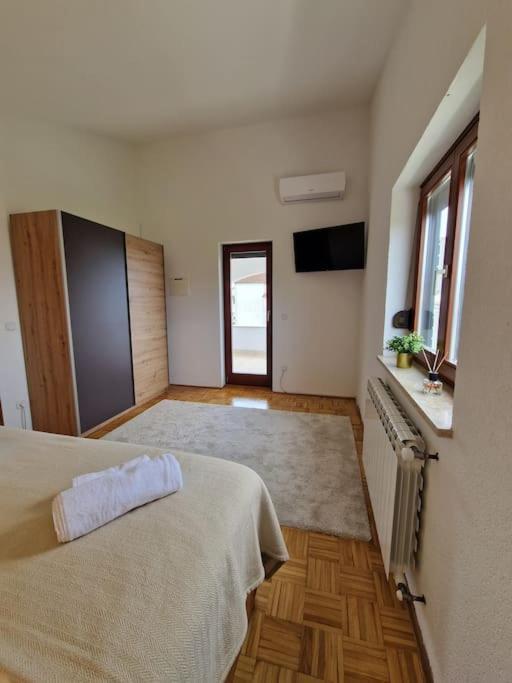 Villa Castanea - Kuca Za Odmor S Bazenom Kukci Exterior foto
