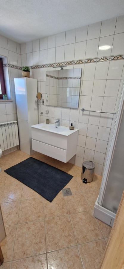 Villa Castanea - Kuca Za Odmor S Bazenom Kukci Exterior foto
